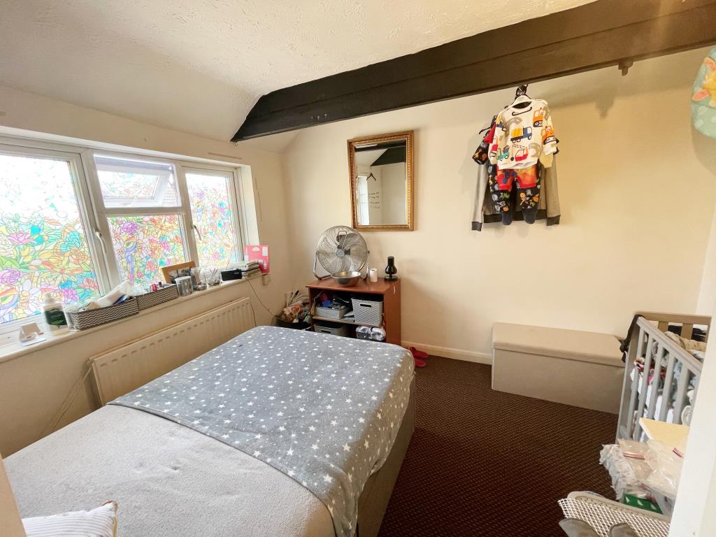 Lot: 76 - FREEHOLD MIXED USE INVESTMENT - Flat five bedroom/living room